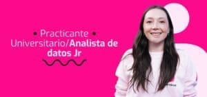 Equipo de trabajo colaborando en oficina tecnológica con ofertas laborales activas